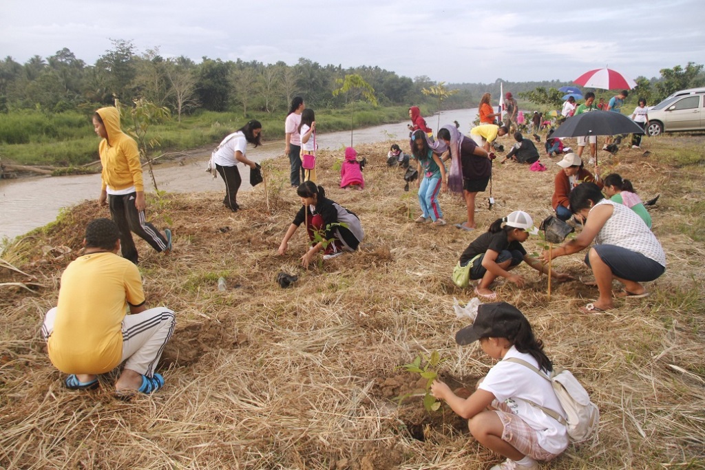 Participants of the 5th eARThfest along with their parents plant 300 trees in the Accretion Area of Barangay Magdum in Tagum City as part of the culminating activities lined up last May 5, 2013. Photo by Leo Timogan of CIO Tagum